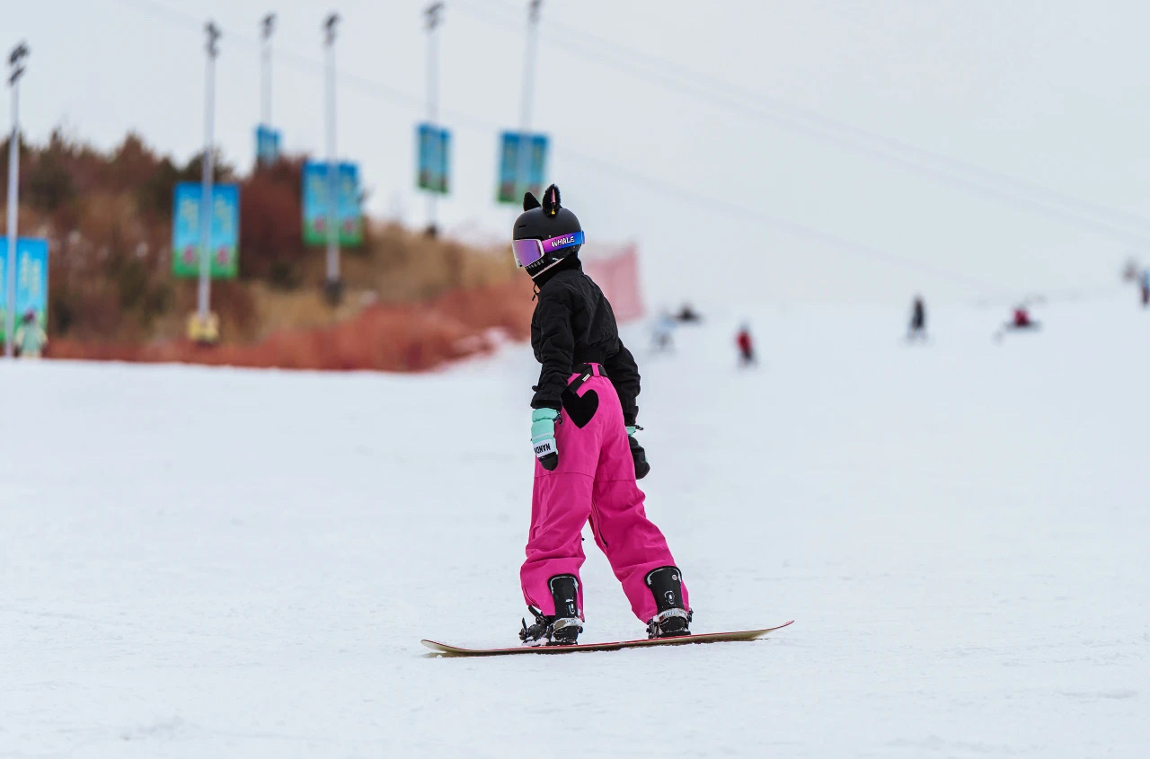 滑雪场里的滑雪爱好者