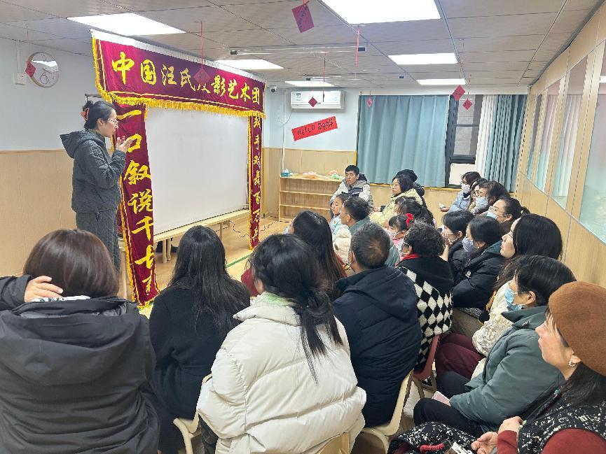 一场热热闹闹的皮影戏在社区日间照料中心内开演