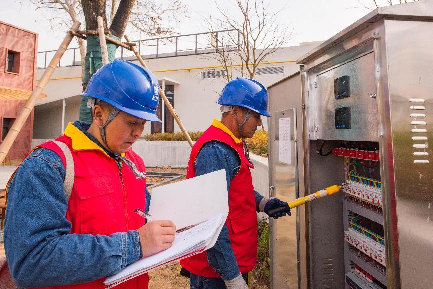 图为该公司员工对配电柜等关键用电区进行了全面排查