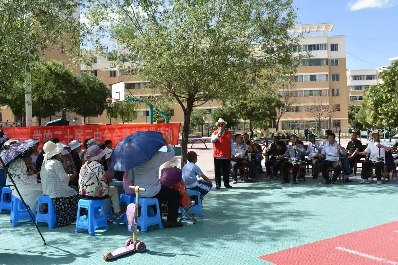 “草根宣讲”志愿服务队向辖区群众宣讲党的二十届三中全会精神