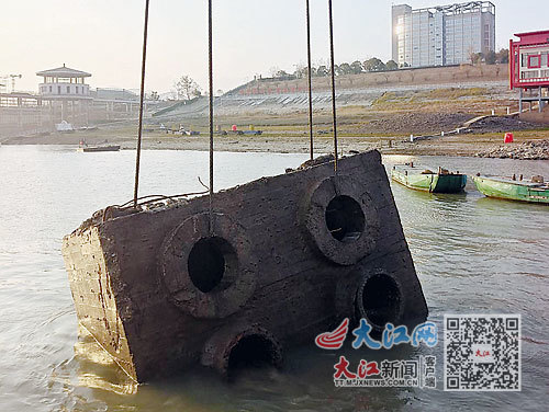 重达35吨的停用自来水取水头被吊至指定安全水域。