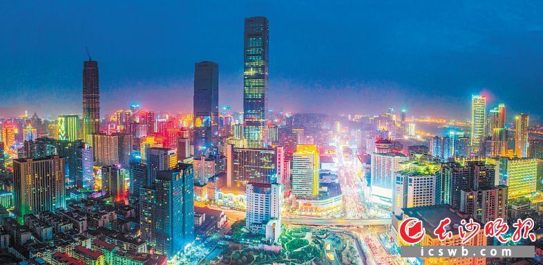 　　华灯璀璨，长沙五一商圈夜经济繁花似锦。 邹麟 摄