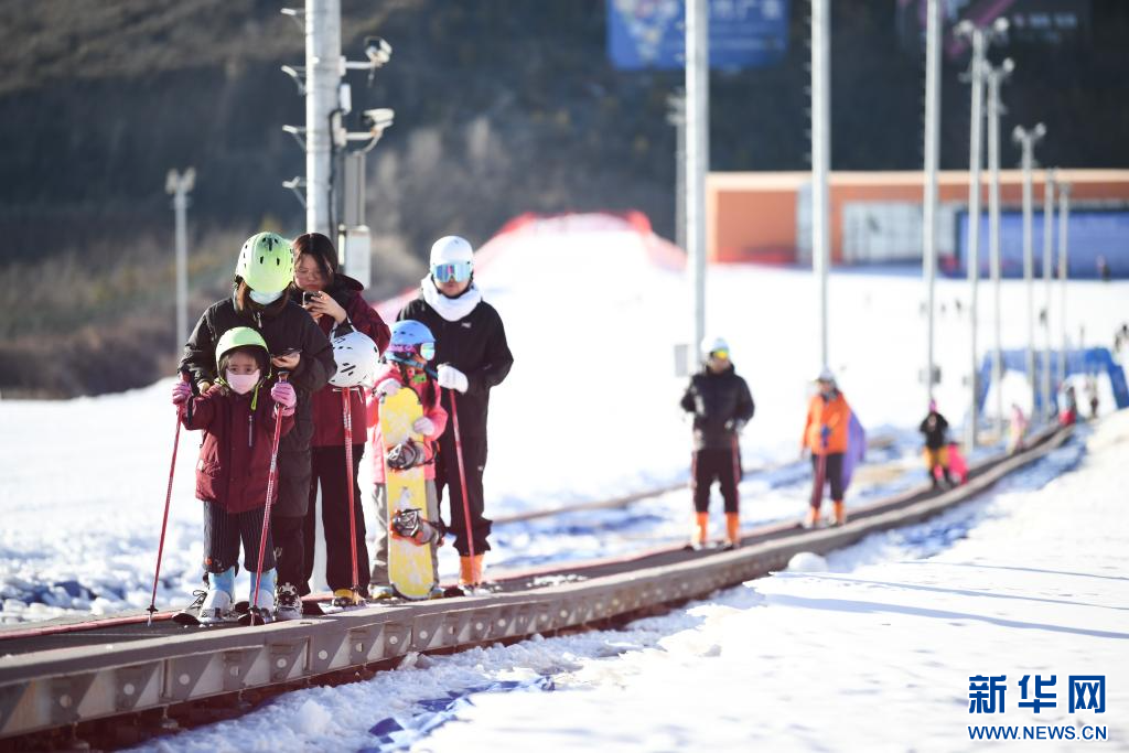 1月8日，游客在延安国际滑雪场乘坐传送魔毯。