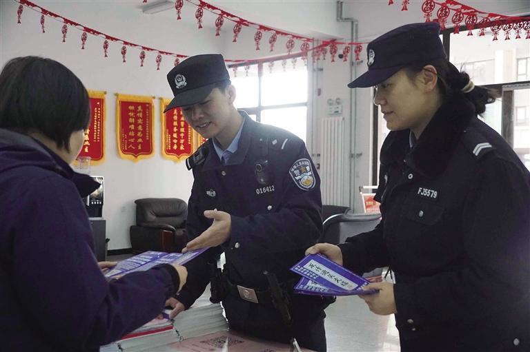 王海亮（中）和同事向群众普及电信诈骗知识