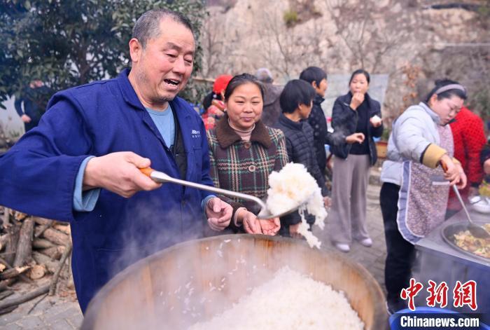 河南新县：腊月糍粑香乡村年味浓