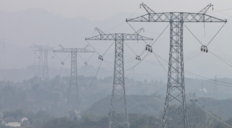 1月5日,航拍哈密—重庆±800千伏特高压直流输电线路工程(重庆段)线路通道。(陈明月 摄)