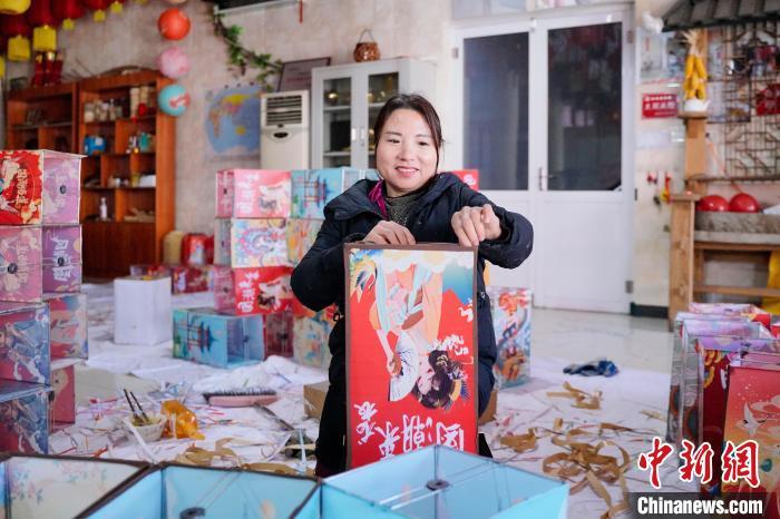 图为1月9日，村民展示“国潮风”灯笼。王朋 摄