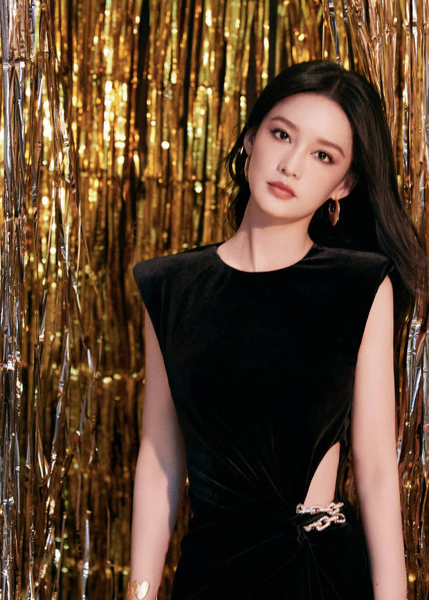 李沁的天鹅颈好绝。