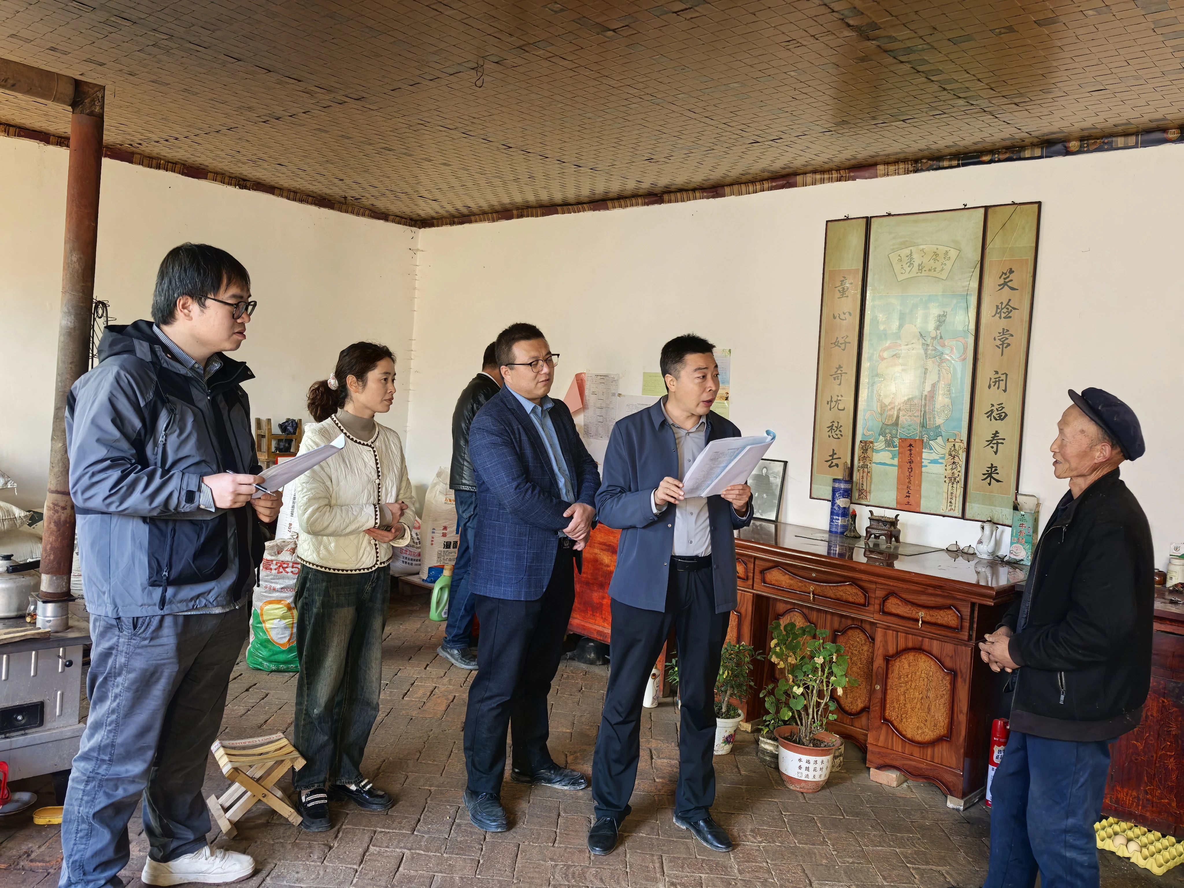 华亭敲门问需听民声　访民问暖解民忧