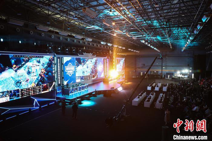 图为《英雄联盟城市英雄争霸赛》全国总决赛现场。中新社记者 刘思伟 摄