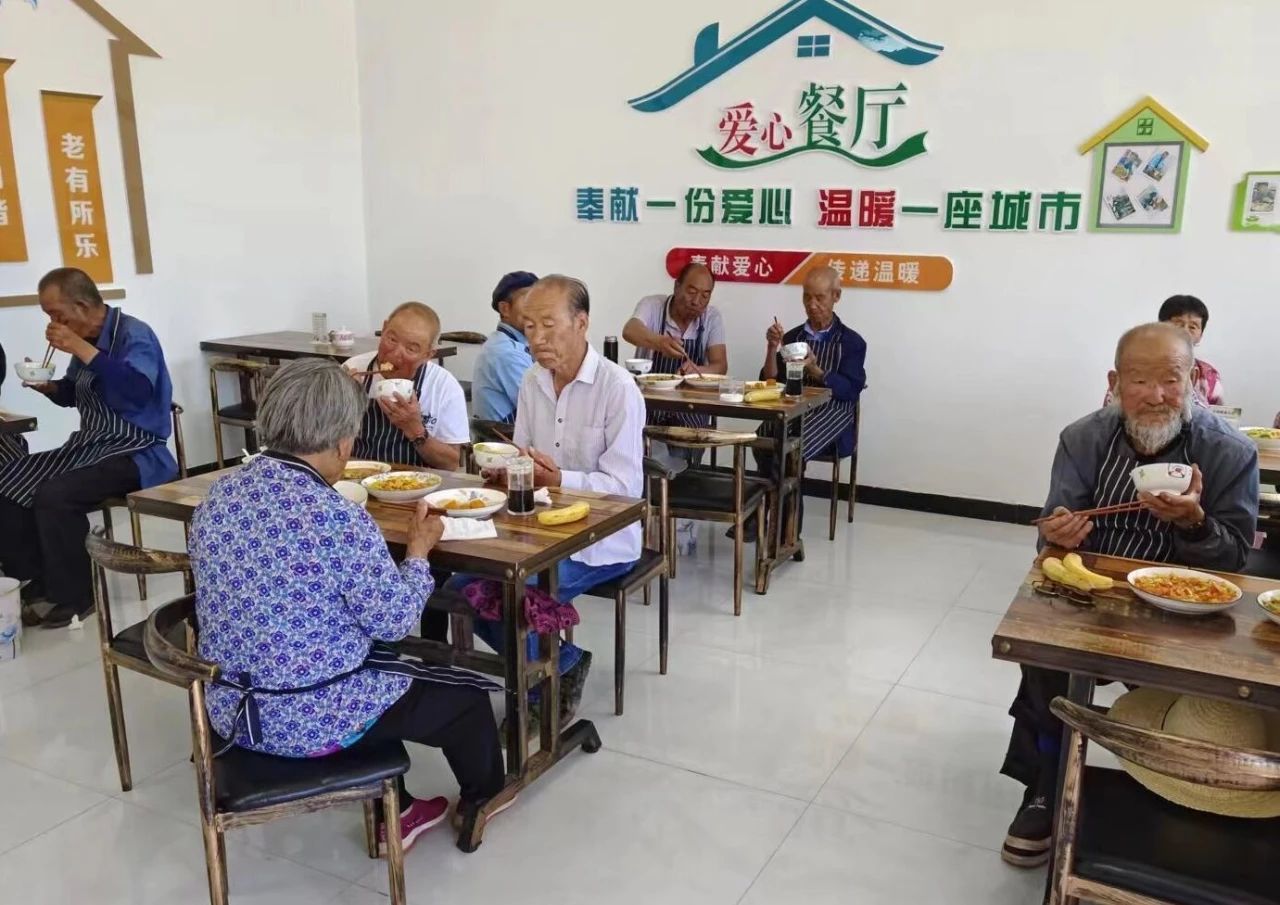 华亭敲门问需听民声　访民问暖解民忧