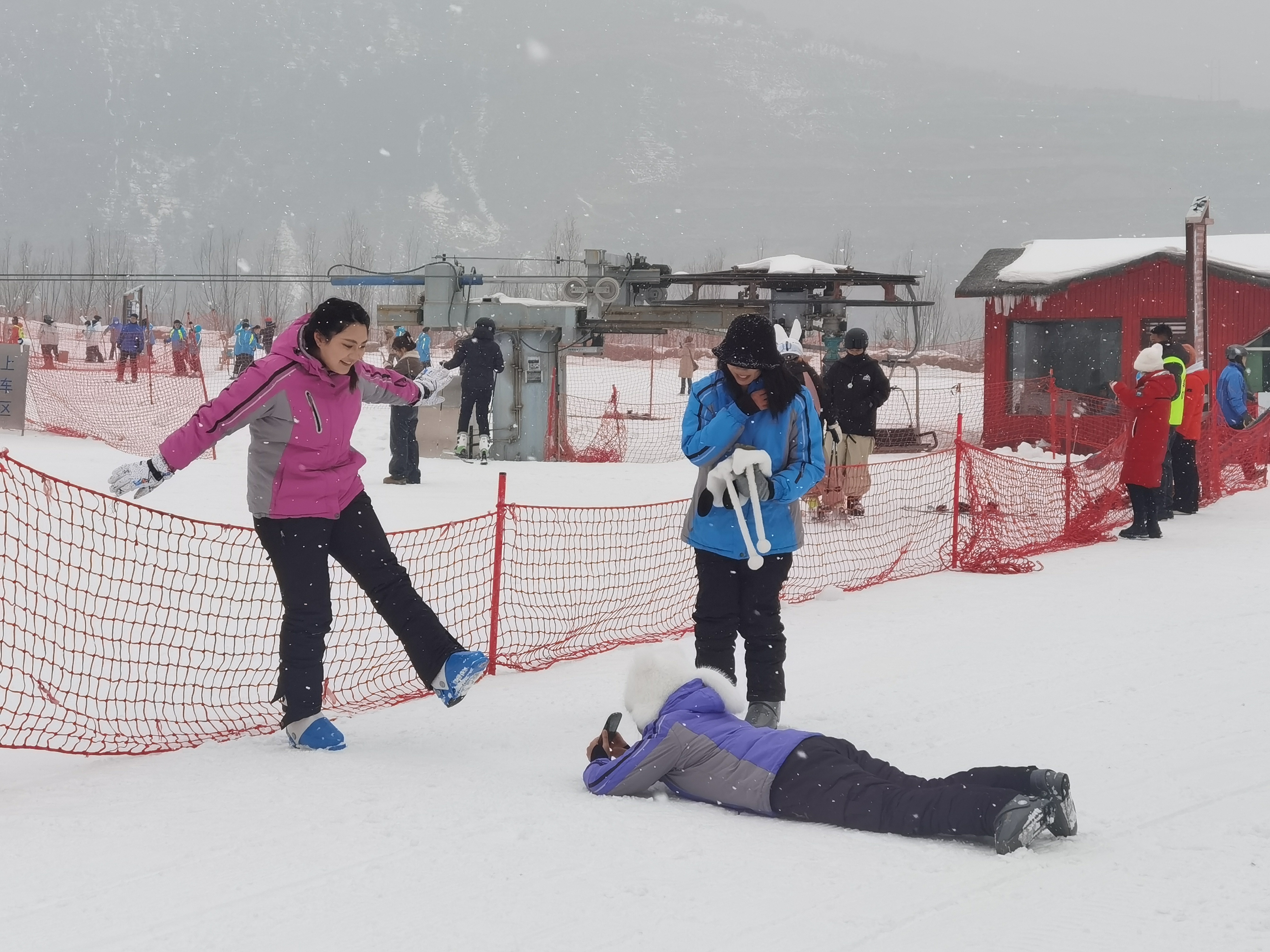 游客在兴隆山滑雪场体验玩雪拍照