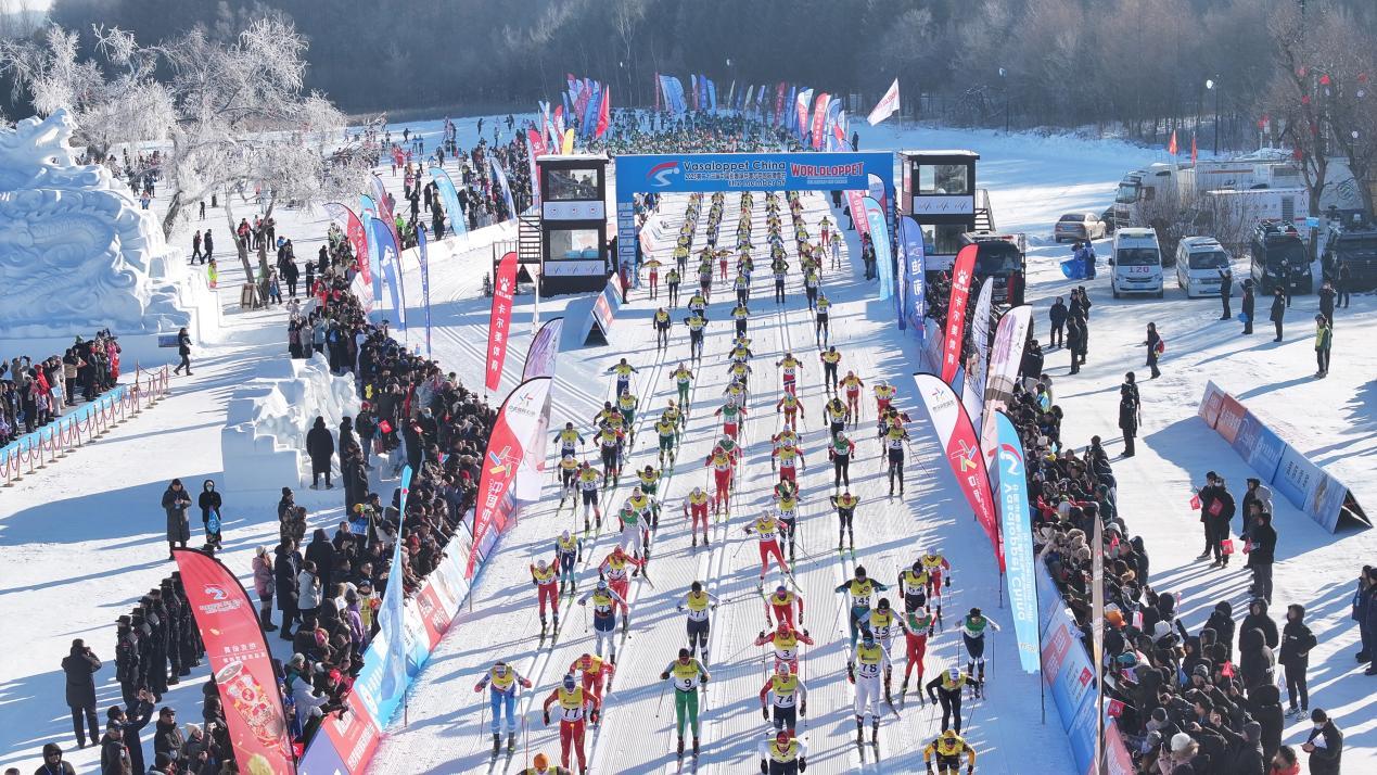 发令枪响，运动员门齐齐冲过“瓦萨门”。凤凰网吉林 王振东/摄