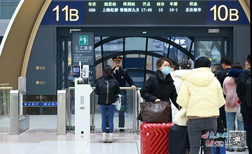 乘坐开往香港西九龙站G99次列车的旅客准备检票进站 张倩 摄