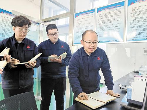 1月3日，在河北华密新材科技股份有限公司产品实验室，张伟（右一）和同事就完善建议交流意见。本报记者 刘冰洋摄