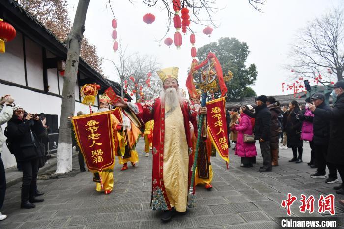 四川阆中古城举行非遗展示展演及民俗队伍巡游活动