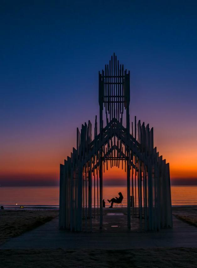 天刚蒙蒙亮，海边略微泛起霞光。孙顺涛 摄