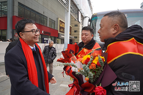 副市長江民強向獻血者獻花（吳曉燕 供圖）