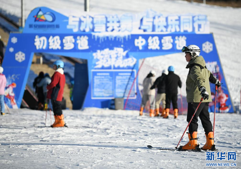 1月8日，游客在延安国际滑雪场滑雪。