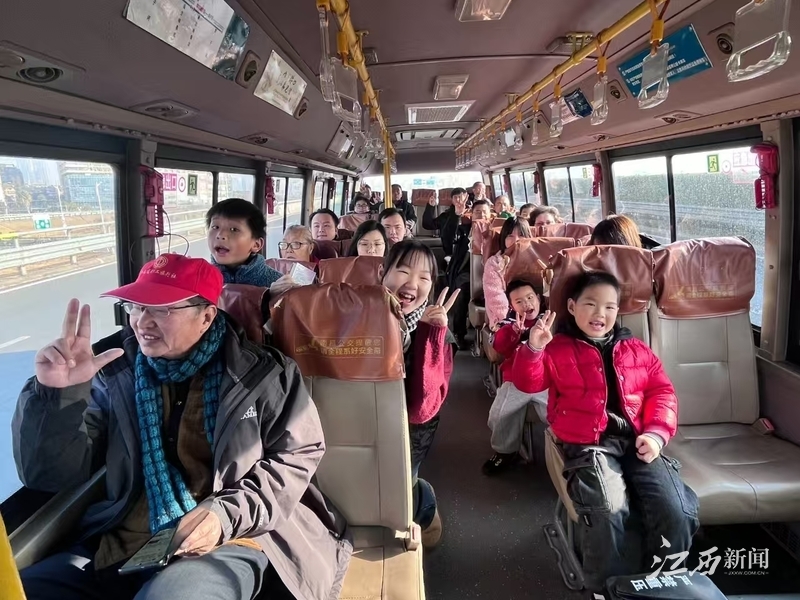 ▲游客乘车看美丽风景。摄影∣江西日报全媒体记者付强