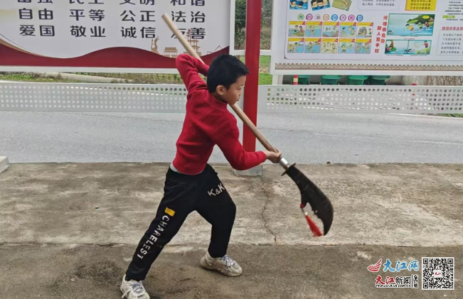 9岁“小将”黄盛良参加了民间武术交流大会