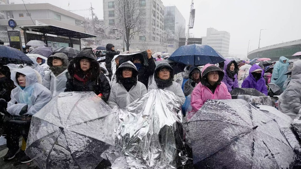 凤凰卫视连线｜韩国民众不顾严寒在总统官邸附近示威