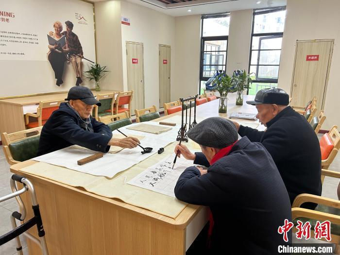 图为在江西省宜春市袁州区秀江街道袁山社区嵌入式养老服务中心，老人开展日常活动。朱莹 摄