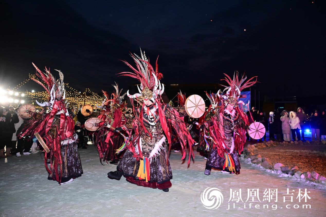 长春冰雪露营季活动启动现场进行的萨满舞表演。凤凰网吉林 王振东/摄