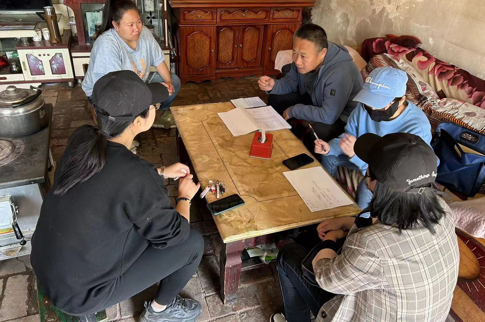 华亭敲门问需听民声　访民问暖解民忧