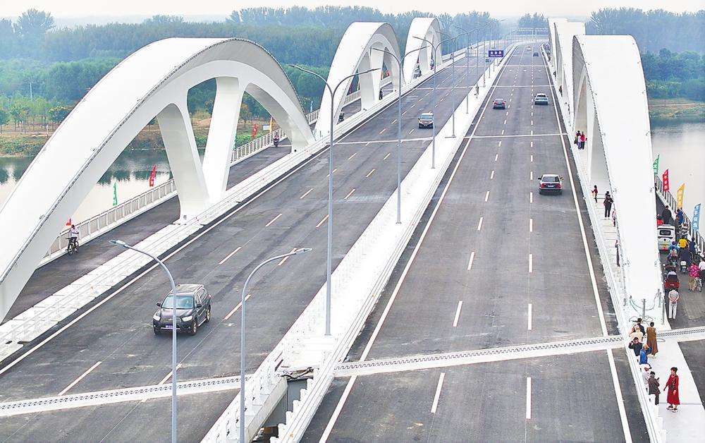2024年9月29日，车辆行人在通车后的厂通路潮白河大桥上通行。（资料图）