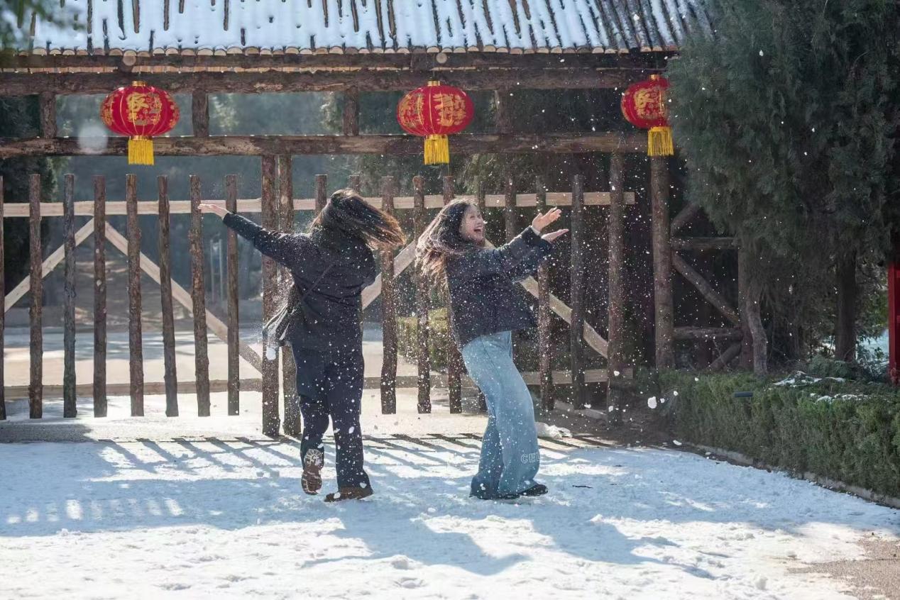 游客们在浮来青雪乡景区尽情的嬉雪、赏雪、滑雪。陈光金 摄