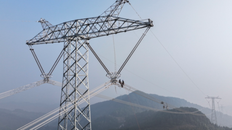 1月3日,哈密—重庆±800千伏特高压直流输电线路工程(重庆段)作业人员进行附件安装工作。(陈明月 摄)