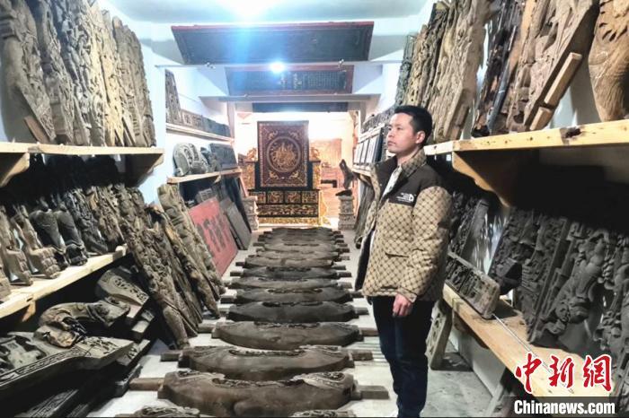 2024年12月25日，冯全鹏在自家木构件仓库内挑选古建筑构件。江建峰 摄