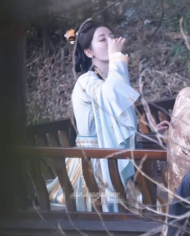 迪丽热巴竹林喝酒拍戏路透。