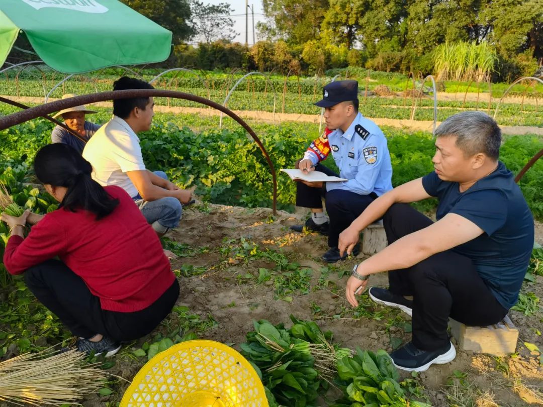 江西民警到田间地头走访群众