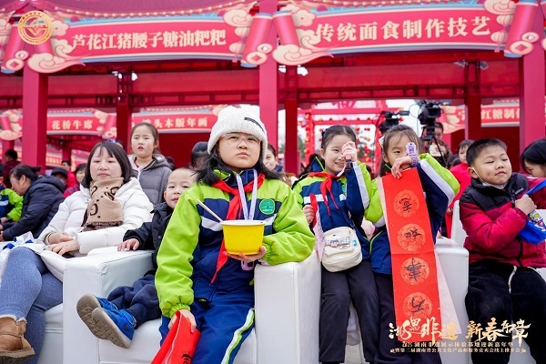 图为“非遗火”集市聚集的市民