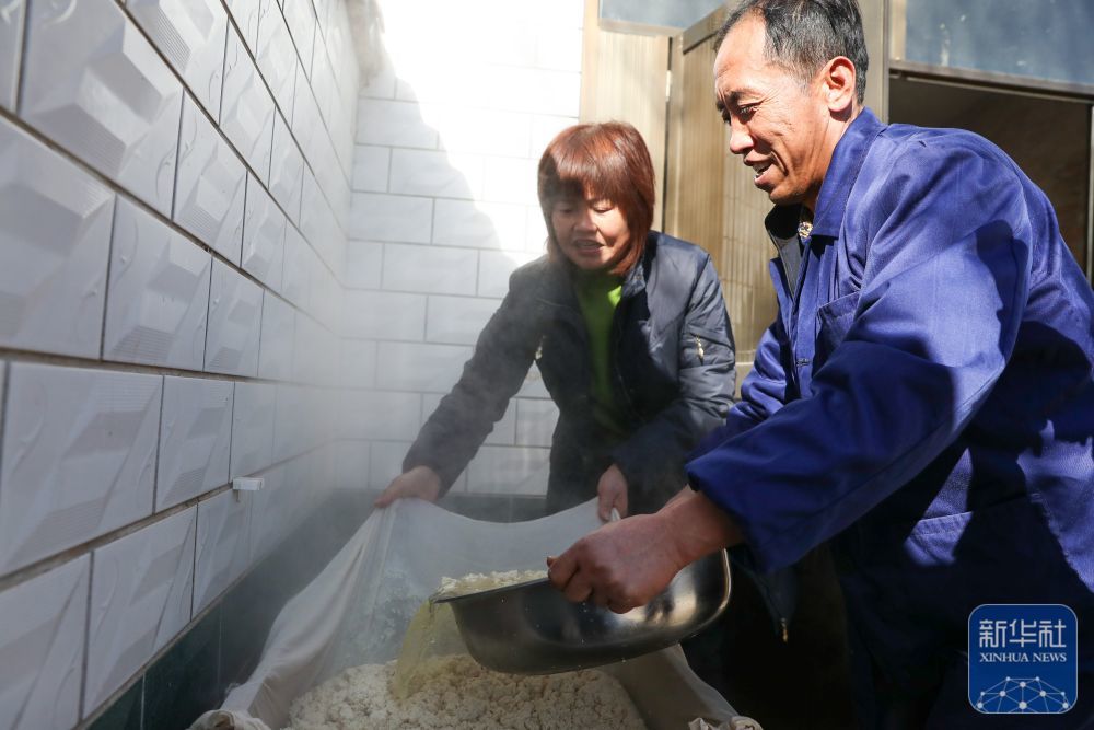 1月5日,村民在庆阳市合水县西华池镇唐旗村一家豆腐作坊制作豆腐。