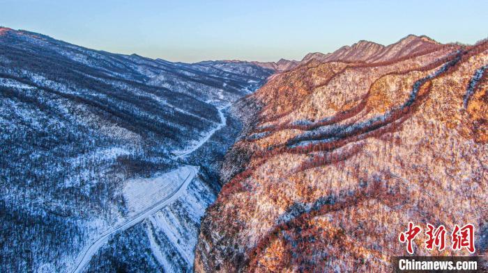 湖北神农架：半山白雪半山金辉