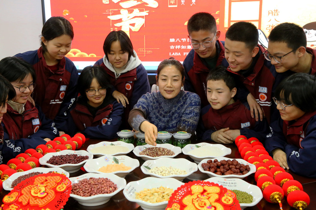 1月2日，平乡县第二中学老师在指导学生辨识腊八粥食材。