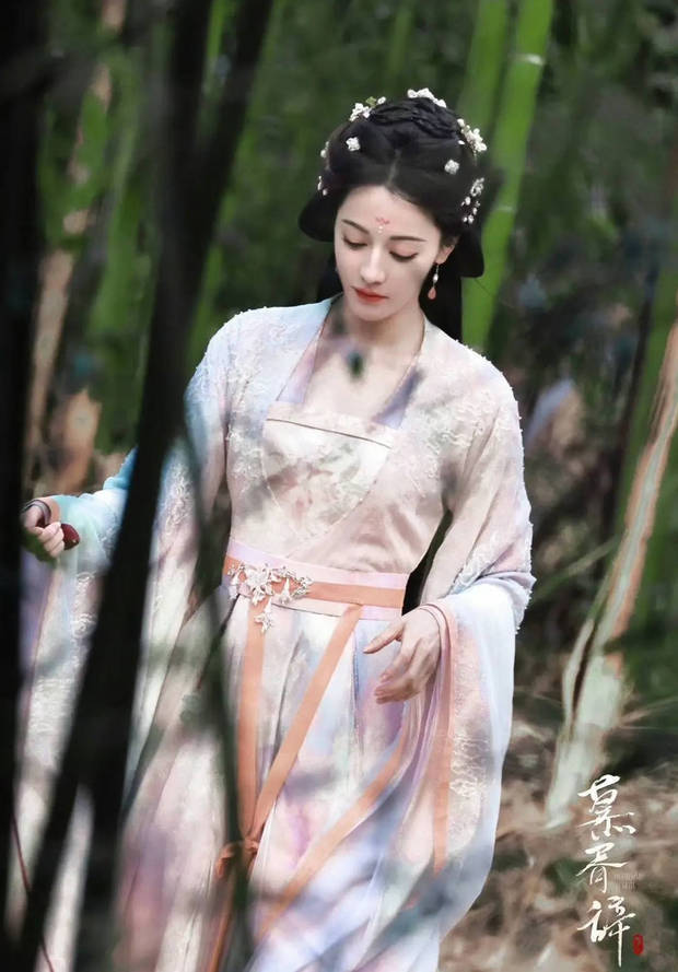 在竹林的映衬下，迪丽热巴更加清新脱俗。