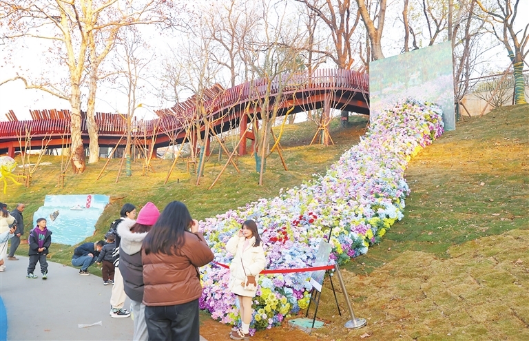 1月1日，重新对外开放的甘棠公园人头攒动，人们边看边走、边走边拍，特色鲜明的景致令人目不暇接。（九江日报记者 刘家 摄）