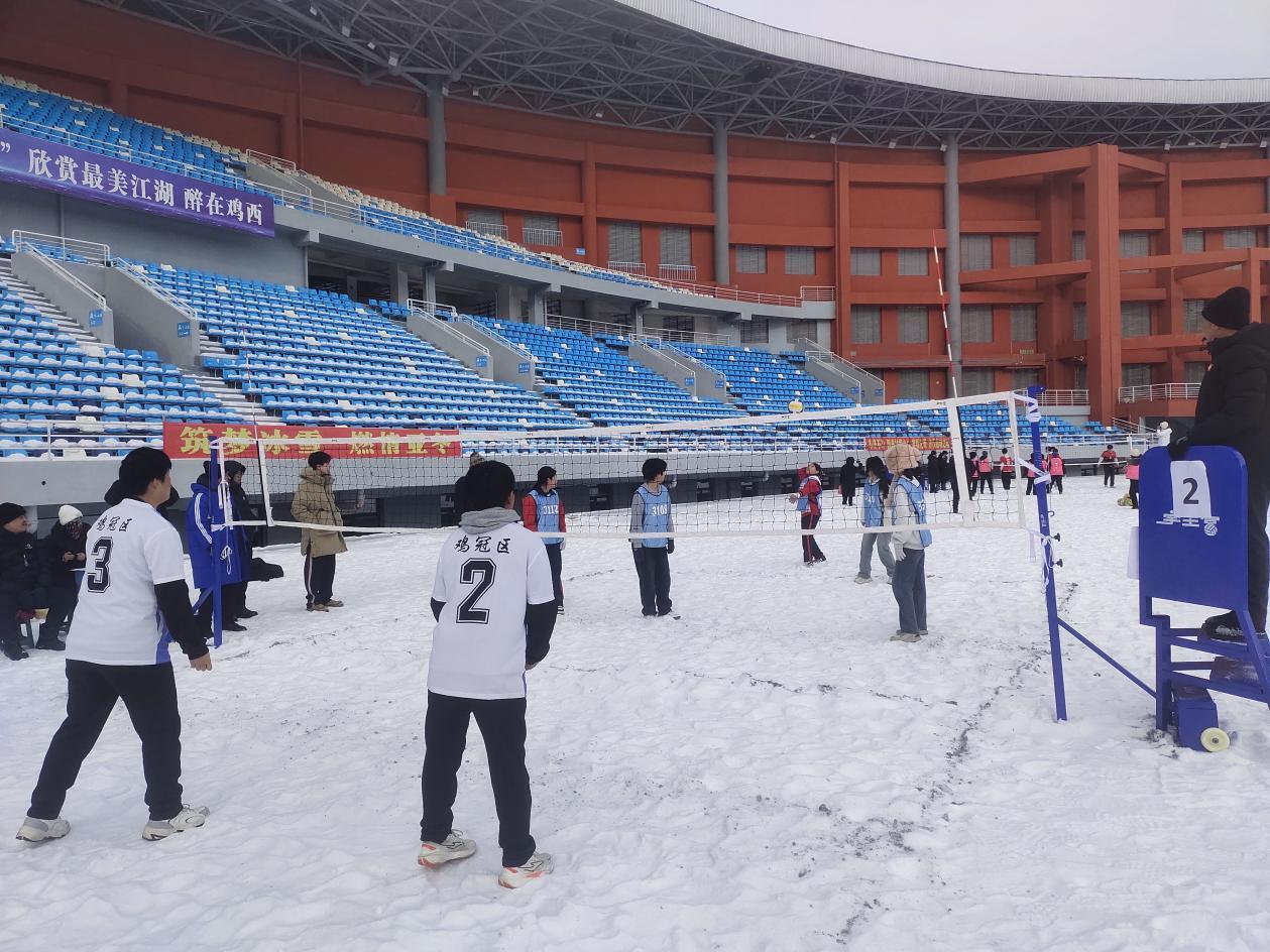 （虎林选手们正在进行雪地气排球比赛）