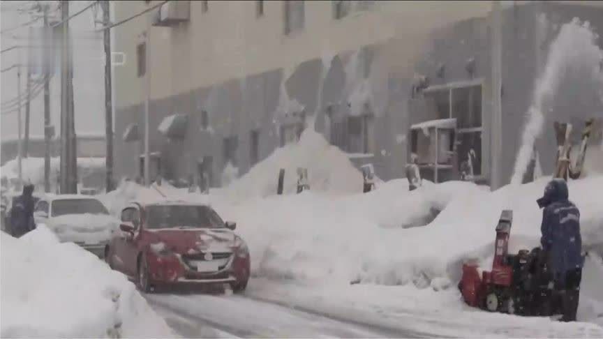 日本多地遭遇严重雪灾,有住房摇摇欲坠,官方呼吁避免不必要外出_凤凰网视频_凤凰网