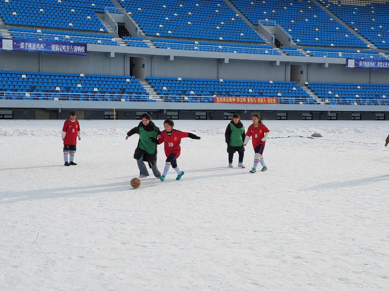 （虎林选手们正在进行雪地足球比赛）