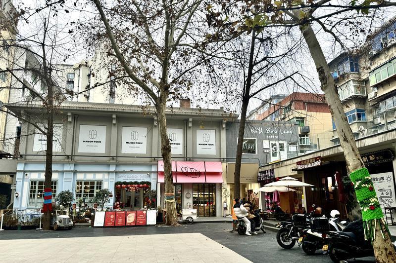 上个月，西安市2024年高品质“一刻钟便民生活圈”名单公布，50个社区榜上有名。RUYUN社区公园所在的翠华北路社区正是新公布的2024年高品质“一刻钟便民生活圈”之一。记者了解到，翠华北路社区辖区内共有18个居民生活小区，近年来社区秉承“和衷共济、服务为先”的工作宗旨，利用社区服务中心功能架构，打造了一站式党群服务大厅、综合文化活动室、党员活动室、“双心”归巢工作室、退役军人服务站、电子阅览室、居家养老服务站、警务室等，让辖区居民15分钟内可以享受到购物、养老、阅读等多种生活便利。RUYUN社区公园更是为附近居民增加了生活配套，进一步完善了社区“15分钟便民圈”的休闲功能，不仅吸引了外部客流，也为社区周边业态聚集了人气。