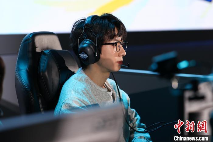 图为英雄联盟S8全球总决赛冠军选手Baolan正在参加水友表演赛。中新社记者 刘思伟 摄