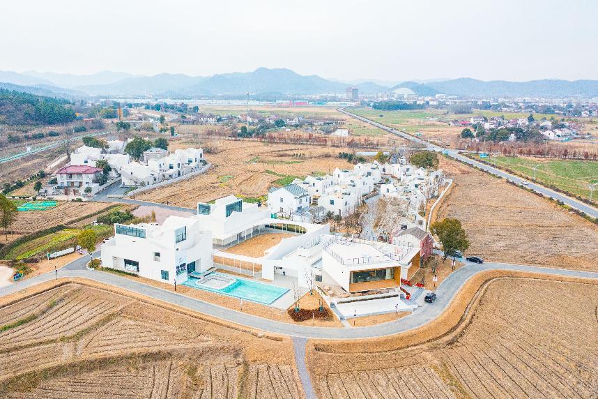 图为安徽省庐江县汤池镇“田园客厅”项目航拍