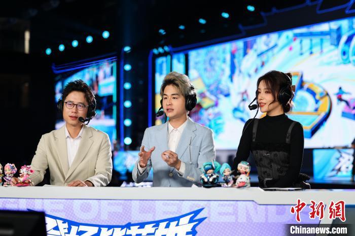 图为解说米勒(左)、解说记得(中)、解说Rita(右)正在解说比赛。 中新社记者 刘思伟 摄