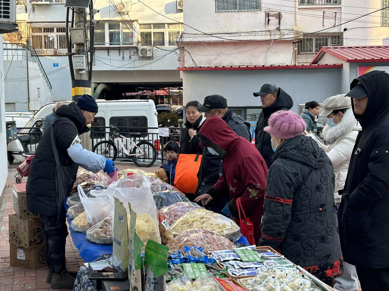 台东街道大名路社区“逛海洋大集 促和谐邻里”便民市集火热开启