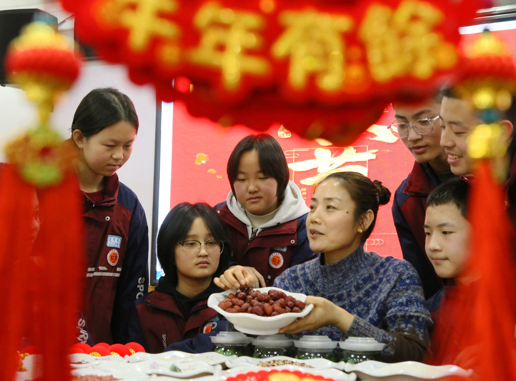 1月2日，平乡县第二中学老师在为学生讲述腊八粥的来历。